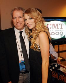 (L-R) Senior Vice President of Development of CMT John Hamlin with Taylor Swift backstage. (Photo: Rick Diamond/Getty Images)