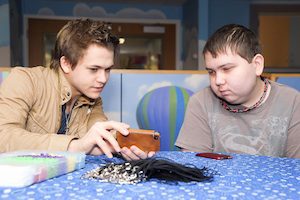 Hunter Hayes checks out a video with a St. Jude patient.