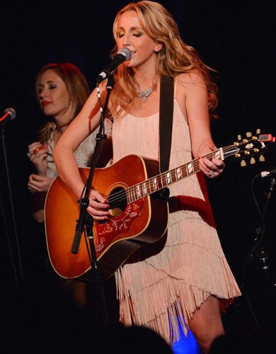 Ashley Monroe (R) joined onstage by Jessi Alexander. Photo: Rick Diamond/Getty Images 