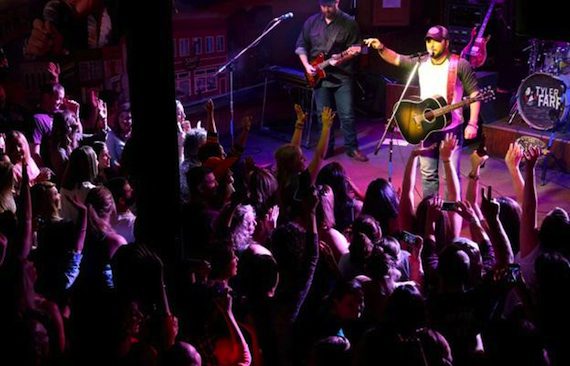 Tyler Farr performs at Nashville club The Stage.