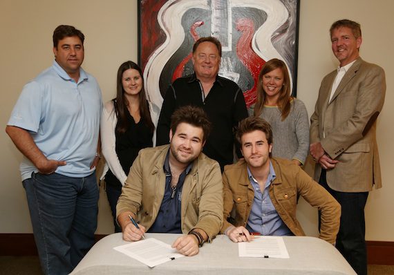 Pictured (seated, L-R): Zach Swon, Colton Swon. Pictured (standing, L-R): Sony Music Nashville’s A&R VP Jim Catino, A&R Director Taylor Lindsey, and Chairman & CEO Gary Overton; Arista Nashville Promotion VP Lesly Tyson; and Hill Entertainment Group’s Greg Hill. Photo Credit: Alan Poizner 