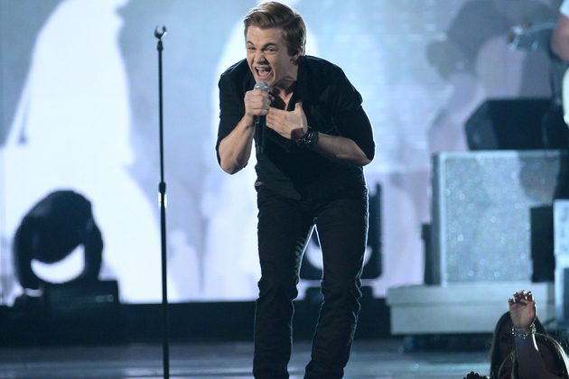 Hunter Hayes gives a powerful performance of "Invisible."