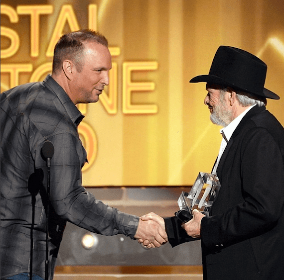Garth Brooks presents Merle Haggard with the Crystal Milestone Award. Photo: ACM