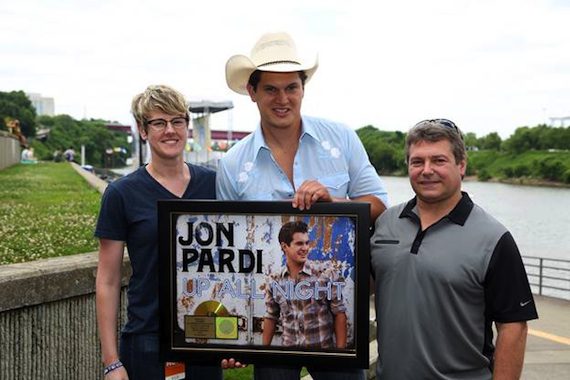 Pictured: Jon Pardi, joined by his band The All-Nighters, on set of his “What I Can’t Put Down” video shoot. Photo: Eric Adkins