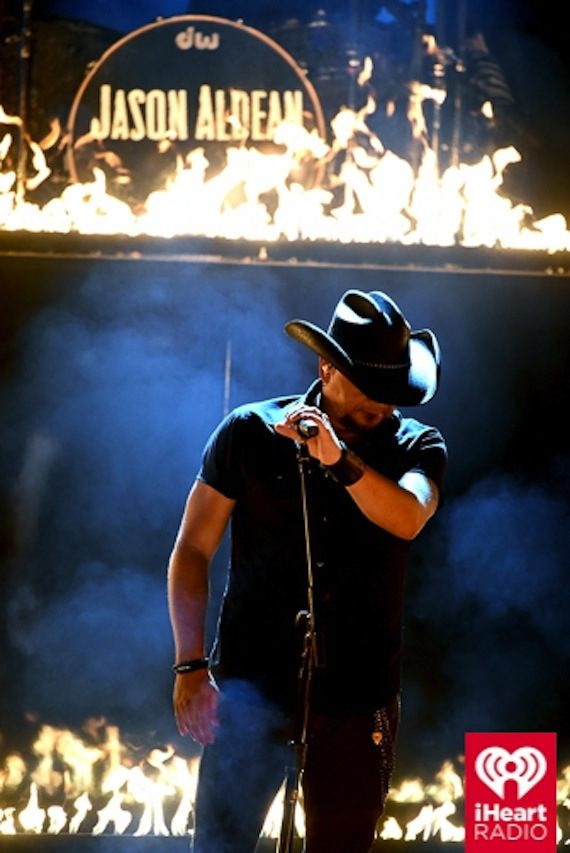Jason Aldean performs on the awards. 