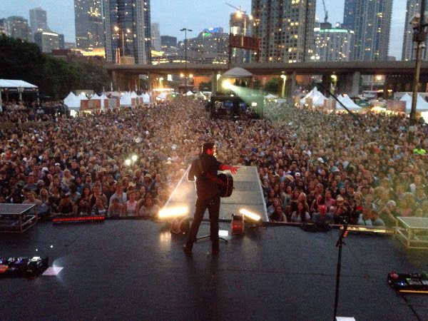 Chris Young headlines for a capacity crowd at Saturday’s (July 11) Windy City Smokeout in Chicago. Photo: Brent Gibbs