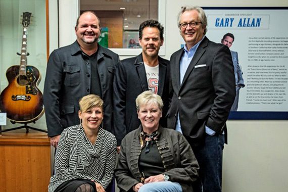 Pictured (front L-R): Country Music Hall of Fame and Museum’s Ali Tonn, Carolyn Tate. (back L-R): John Lytle, Lytle Management Group; Gary Allan; and Kyle Young, Country Music Hall of Fame and Museum.