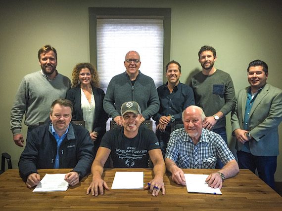 Pictured (Top Row, L-R): Safford Motley, PLC’s Scott Safford; Magic Mustang Music’s VP of Publishing Juli Newton-Griffith; Warner/Chappell’s Phil May; BBR Music Group EVP Jon Loba; Warner/Chappell’s Ryan Beuschel; BBR Music Group Legal & Financial Affairs Colton McGee. Pictured (Bottom Row, L-R): Warner/Chappell’s Ben Vaughn; Dustin Lynch; BBR Music Group President/CEO Benny Brown
