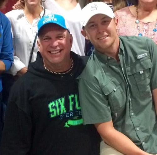 Pictured (L-R): Garth Brooks and Scotty McCreery