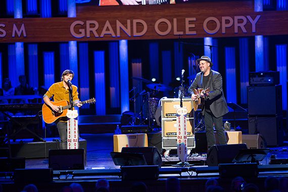 Charlie Worsham joins his musical hero onstage to perform "The Key To Life."